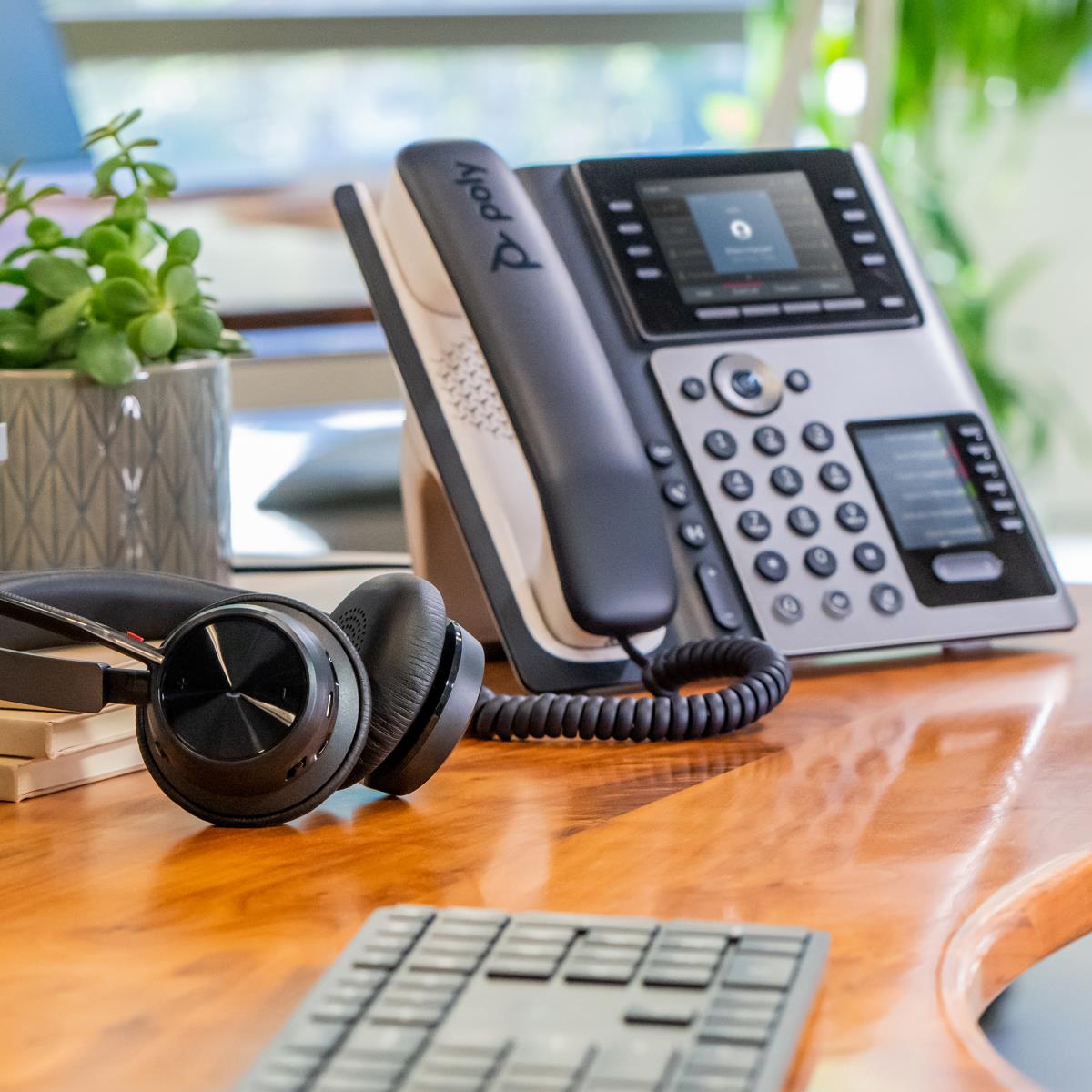 HP POLY EDGE E450 IP PHONE AND POE-ENABLED NUVIAS