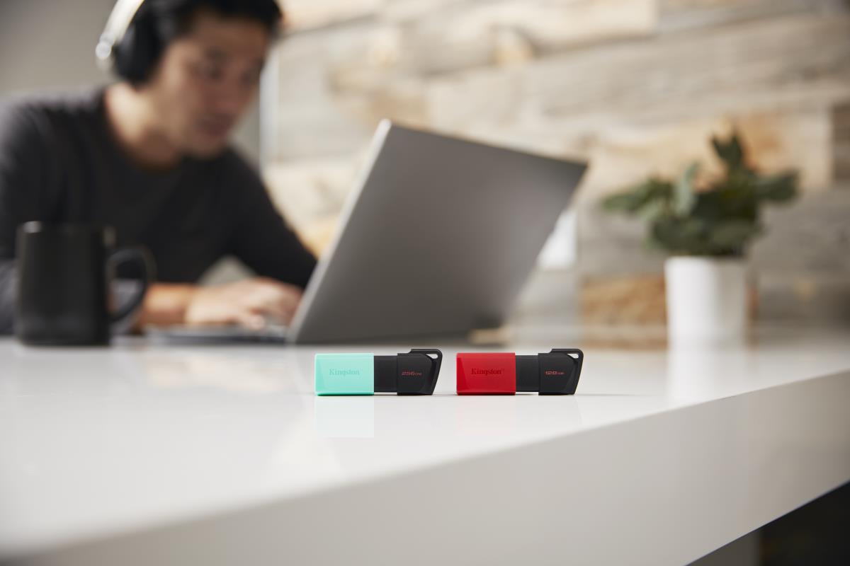 KINGSTON Datatraveler Exodia M - 128GB USB Stick - USB 3.2 - Black + Red