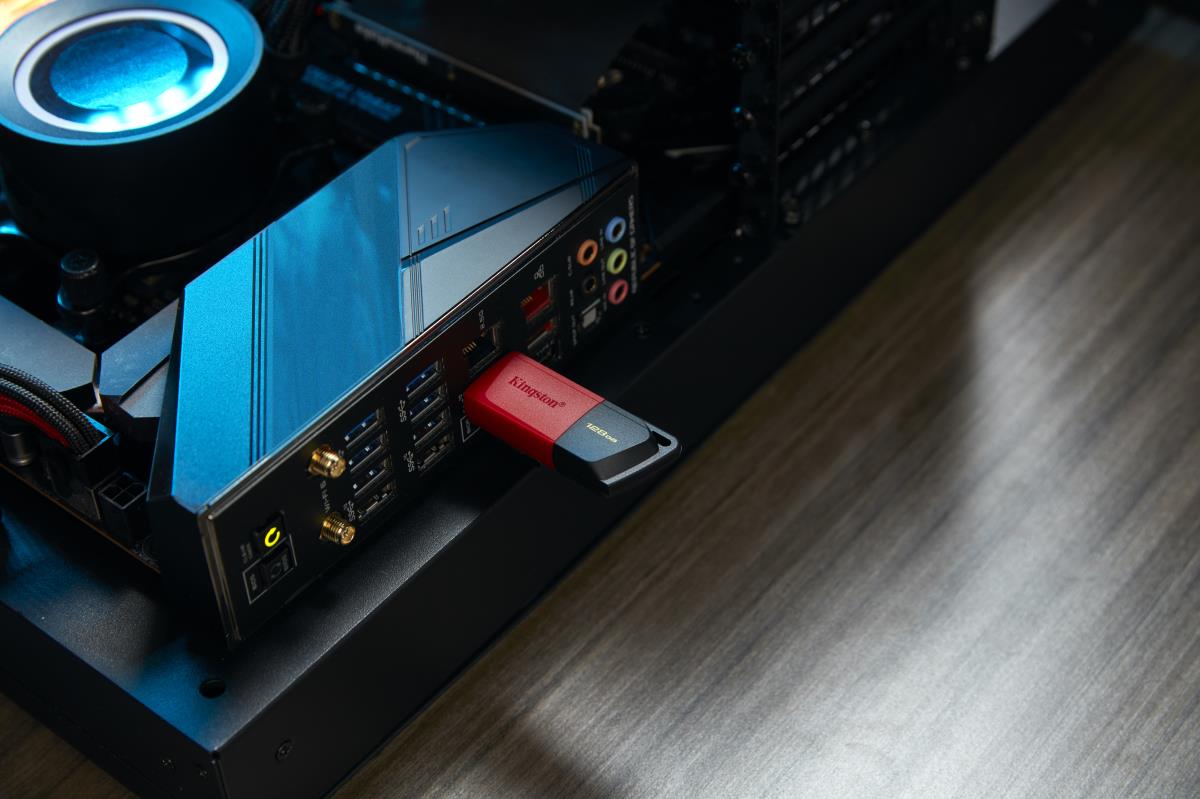 KINGSTON Datatraveler Exodia M - 128GB USB Stick - USB 3.2 - Black + Red