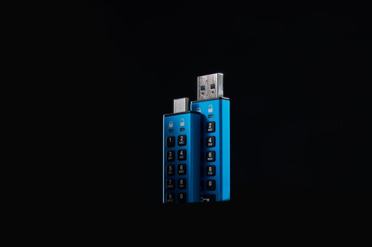 KINGSTON Ironkey Keypad 200c - 32GB USB Stick - USB 3.2 / USB-c - FIPS 140-3 Level 3 (pending) - Aes 256-bit Encrypted