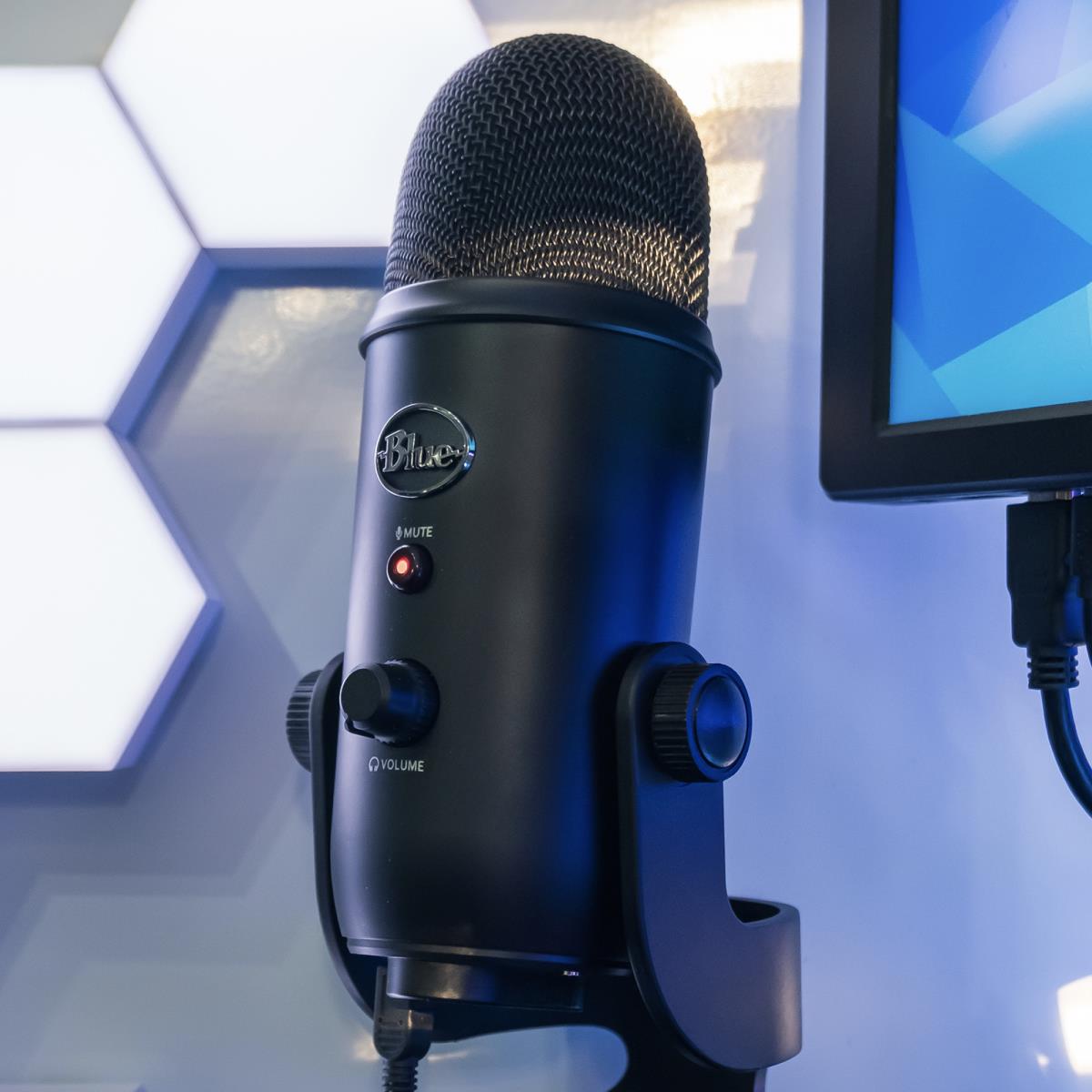 LOGITECH Blue Yeti USB Mic - BLACKOUT