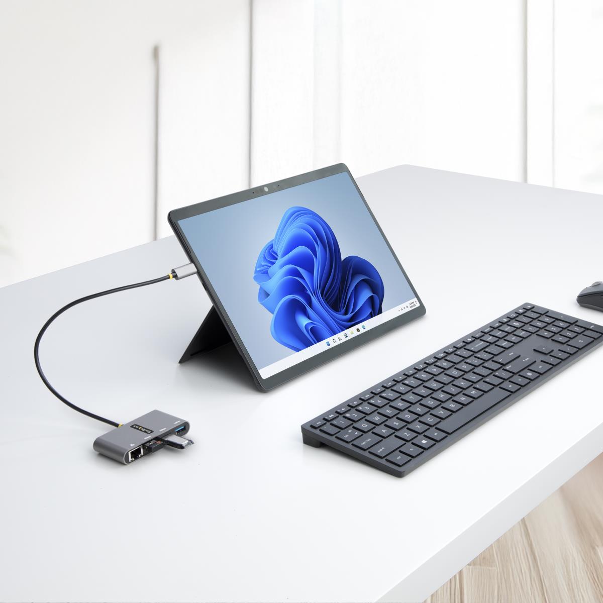 STARTECH.COM Hub Plus 3-port USB 3.0 Gigabit Ethernet - USB-c - White Bus-powered