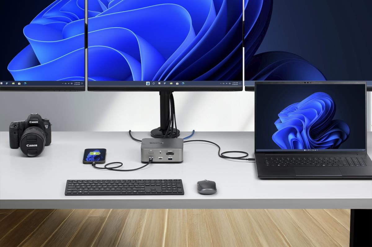 STARTECH.COM Thunderbolt 5 Docking Station - Triple Monitor 140w Laptop Charg