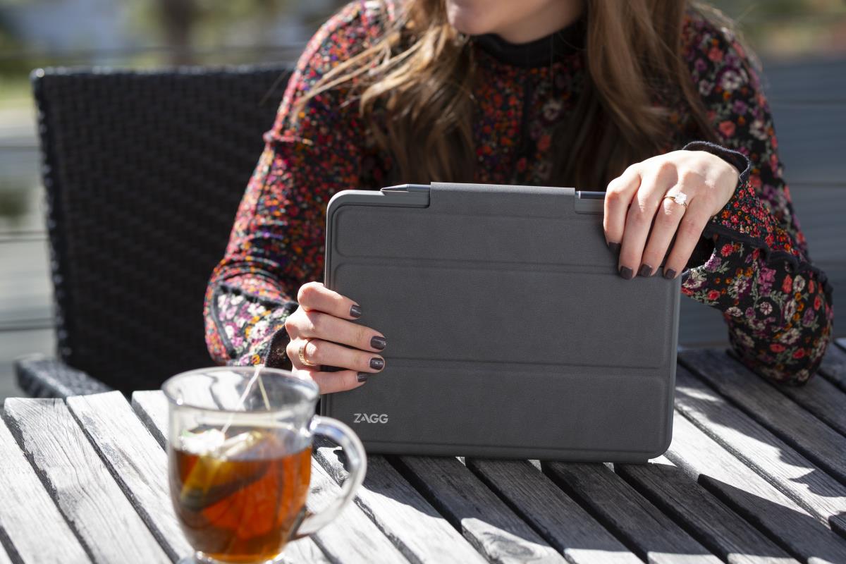 ZAGG Pro Keys Bluetooth Keyboard Case with TrackPad for Apple iPad 10.2in Serie Qwerty Black