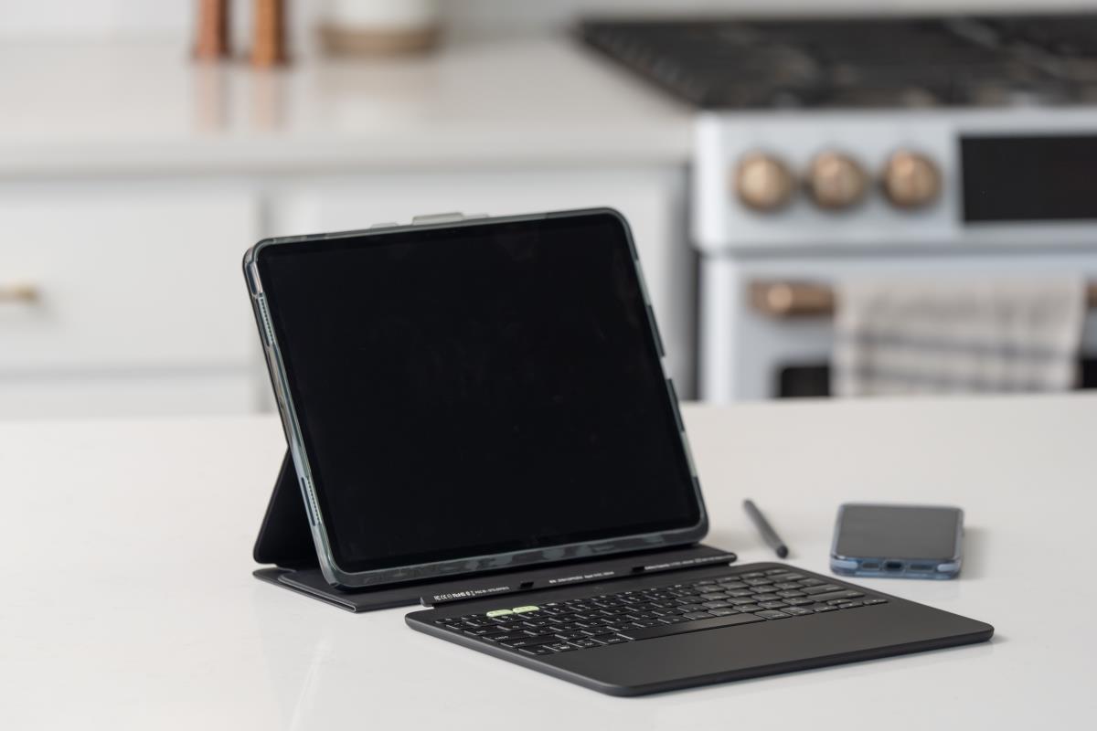 ZAGG Keyboard Pro Keys 2 Apple iPad Pro (m4) 13in Black Qwerty Uk