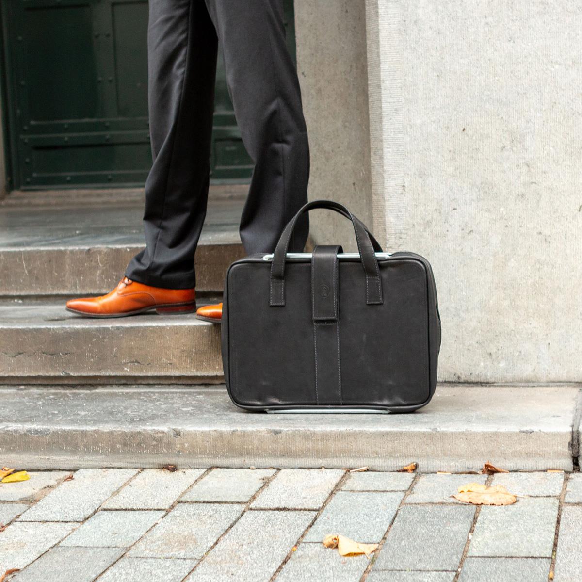 R-GO TOOLS Viva - 15.6in - Notebook Case - Leather - Black