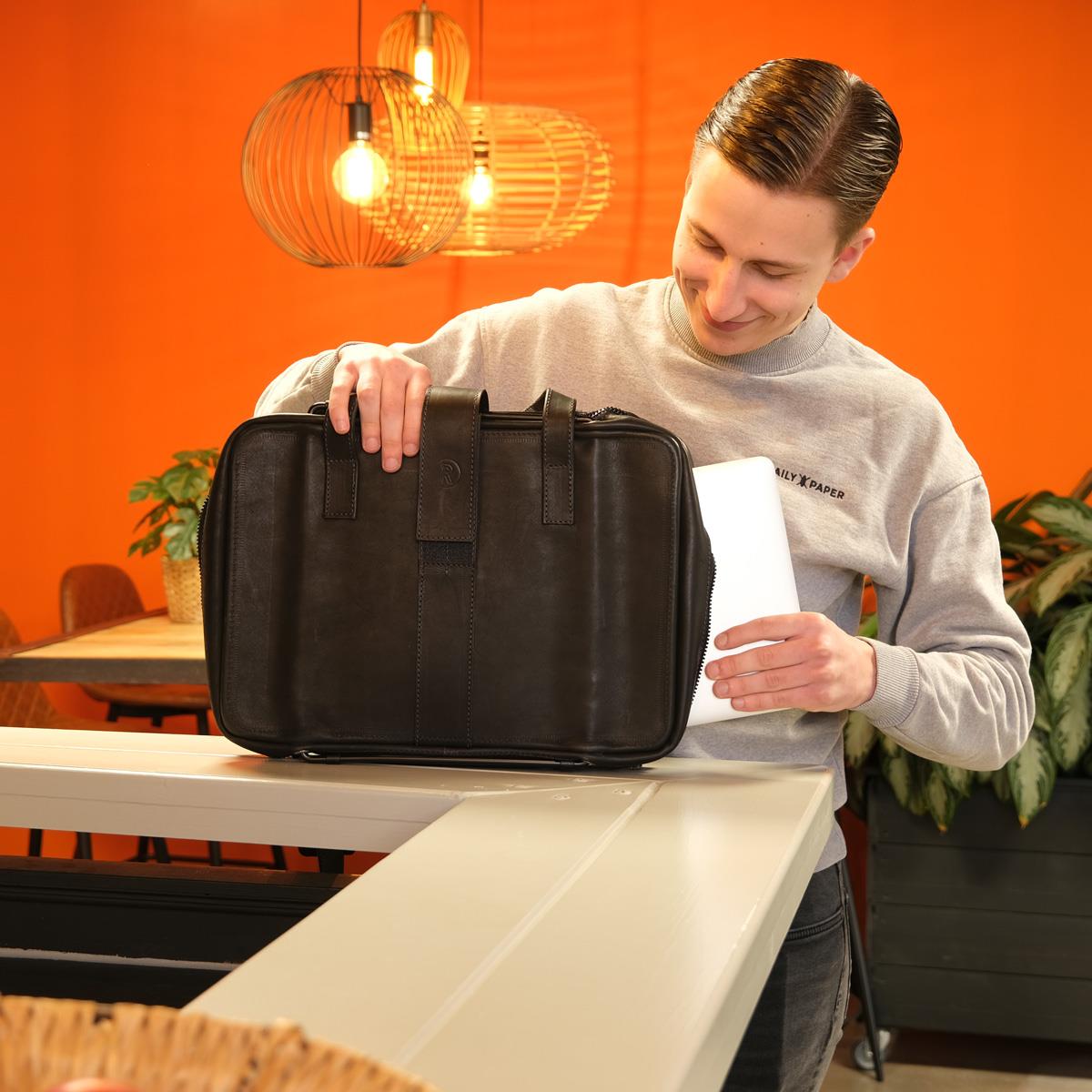 R-GO TOOLS Viva - 15.6in - Notebook Case - Leather - Black