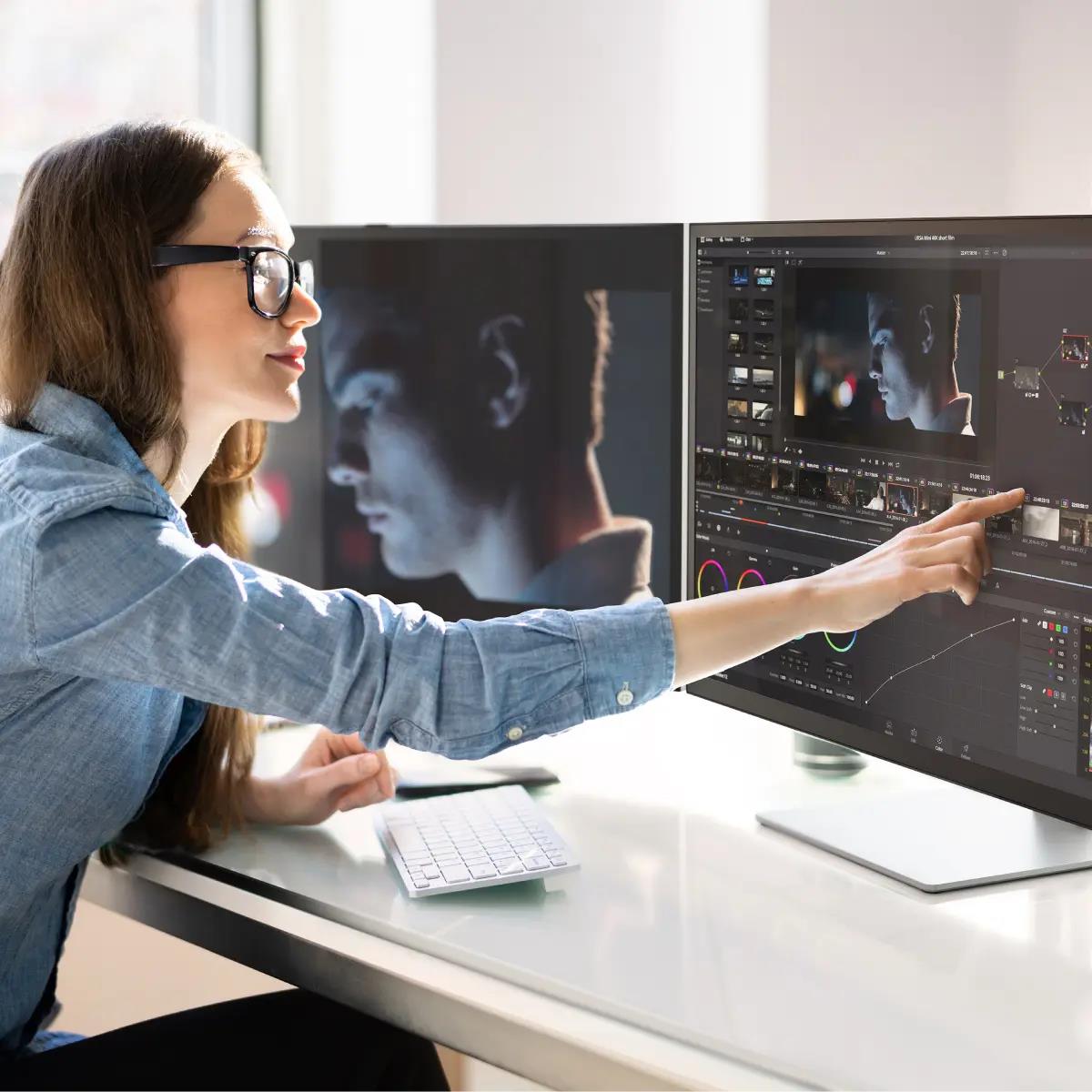 ALOGIC Desktop Monitor - Clarity Max Touch - 32in TouchScreen - 3840x2160 (4K UHD) with USB-C Power Delivery and Webcam